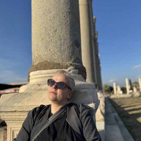 Umięśnione klaty wysmarowane oliwą